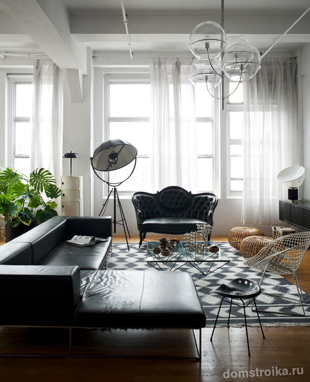 Стильная белая гостиная с черной мебелью