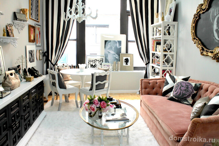 Небольшая уютная черно-белая гостиная в стиле эклектик с розовым диванчиком