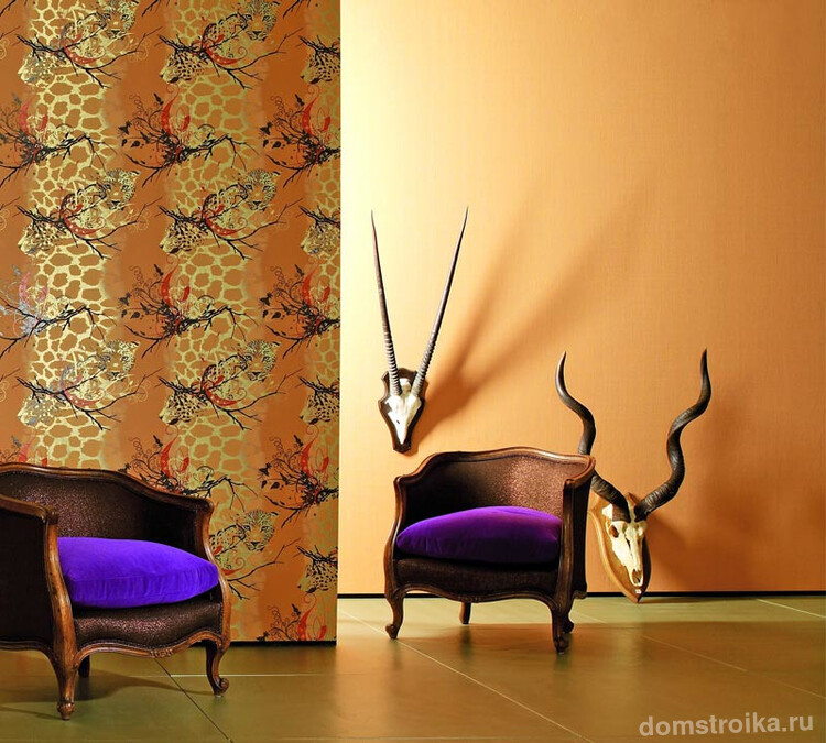Анималистичный паттерн с животными саванн, отделяющий гостиную от коридора с однотонными оранжевыми стенами