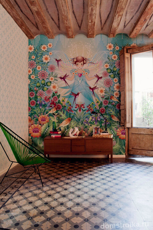 Яркая комната для подростка с позитивными фотообоями; другая же стена - с малозаметным за счет яркого соседства рисунком