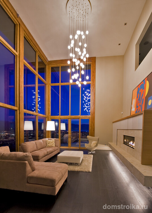 Для комнат с 5-ти метровыми потолками и двусветных гостиных можно подобрать люстру с множеством маленьких лампочек на длинных подвесах