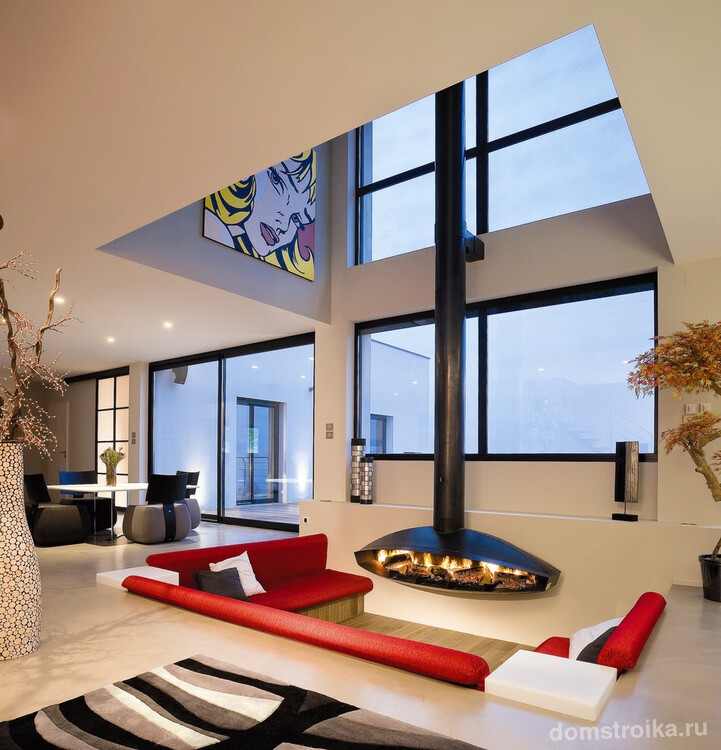 Экстравагантный камин и красный диван в современной гостиной