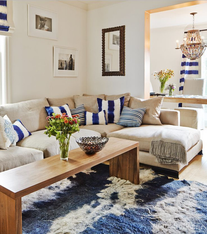 Угловой диван сине-белыми подушками в цвет штор