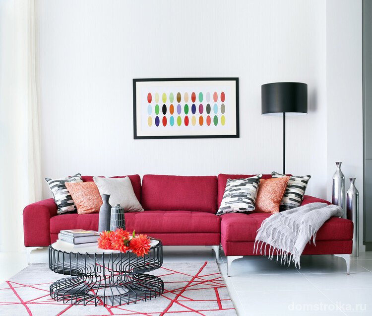 Контрастный бордовый диван в светлой гостиной