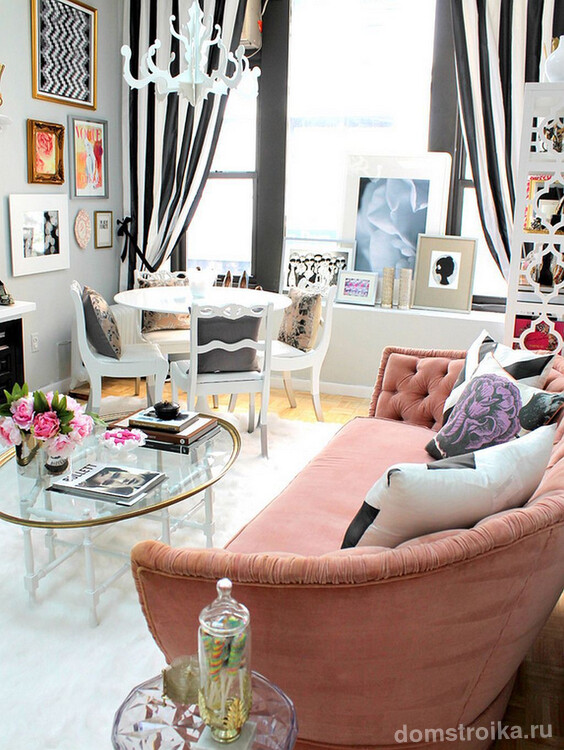 Мягкая мебель для зала. Мягкий диван для двоих в классическом стиле с бархатной обивкой бледно-розового цвета