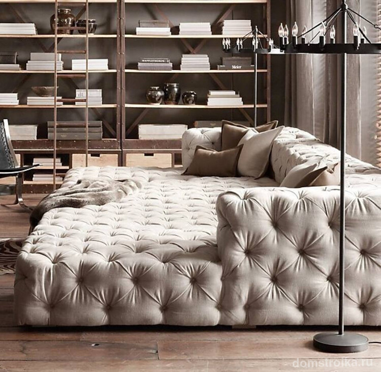Мягкая мебель для зала. Большой диван, который лучше всего расположить перед ТВ-юнитом, может становиться дополнительным спальным местом