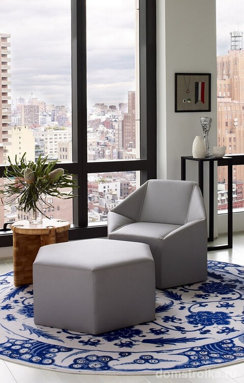 Мягкая мебель для зала. В создании целостного интерьера может помочь геометричность формы диванов, кресел и пуфов