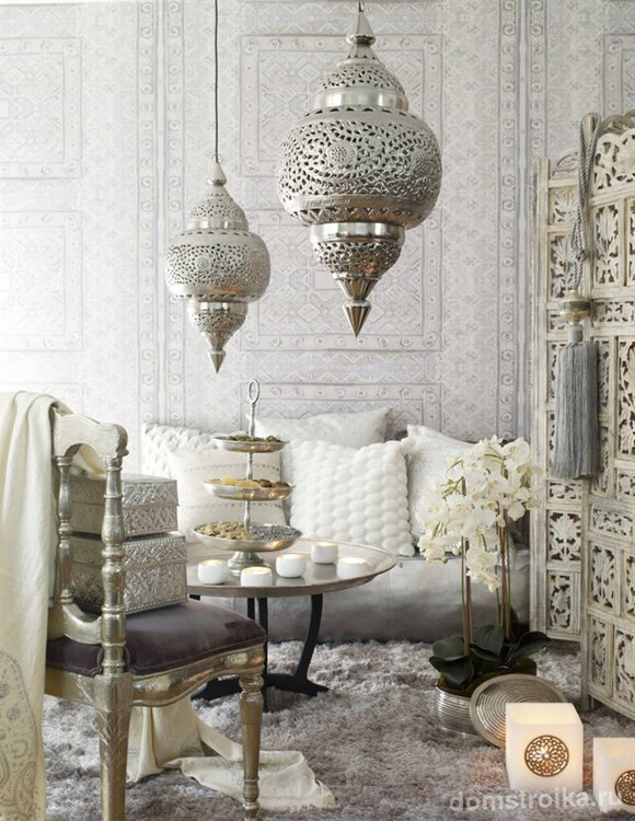 Мягкая мебель для зала. Гостиный уголок в марокканском стиле, но в нехарактерных для этого стиля цветах - слоновая кость и белый, практически монохромный
