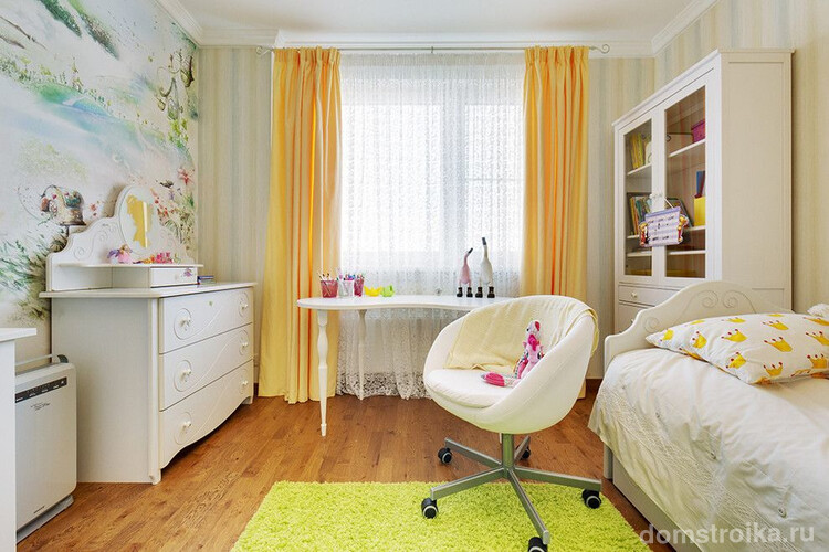 Удачная расстановка мебели в небольшой детской комнате