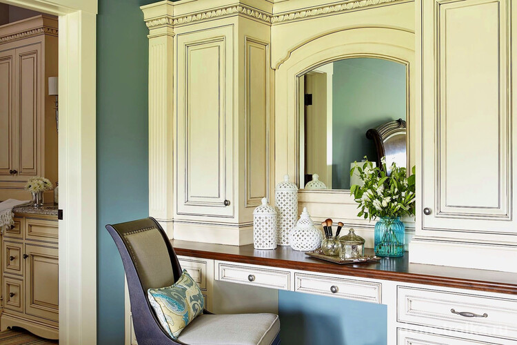 Туалетный столик с зеркалом является неотъемлемой частью интерьера спальни в классическом стиле
