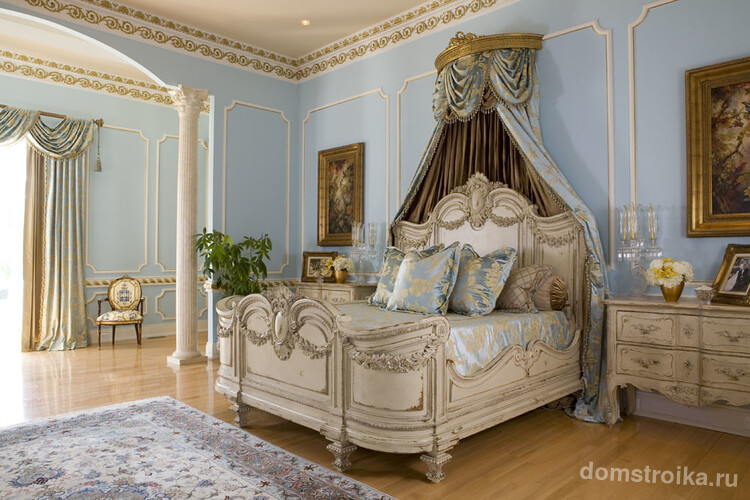 Большая, роскошная кровать с декоративным изголовьем, использование ценных ковров и качественных тканей, декоративная отделка стен, все эти элементы спальни скомпонованы в единую композицию