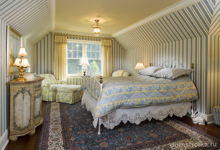 Люди, ценящие стиль и идеальные архитектурные формы всегда выберут для своей спальни обои и интерьер в классическом стиле
