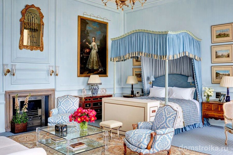Классический дизайн спальни в голубом цвете можно описать только одним словом – роскошный