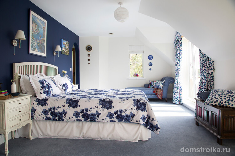 Уютная спальная комната в синих тонах