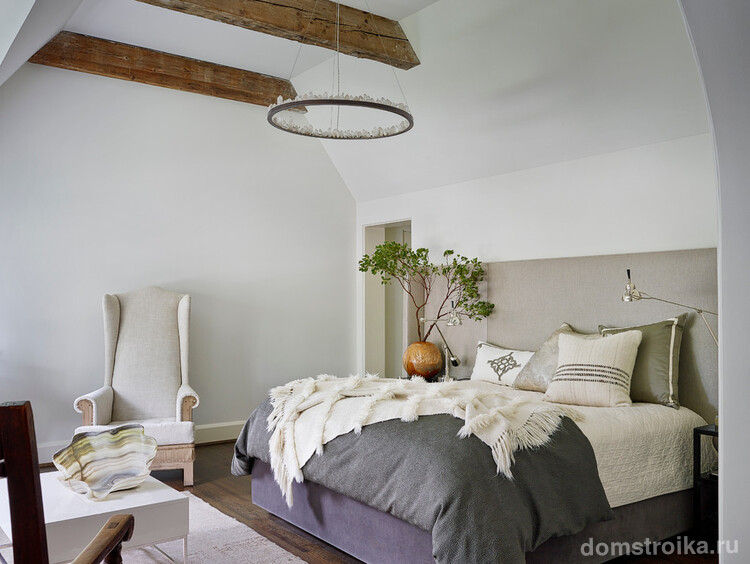 Деревянная балка в дизайне спальни