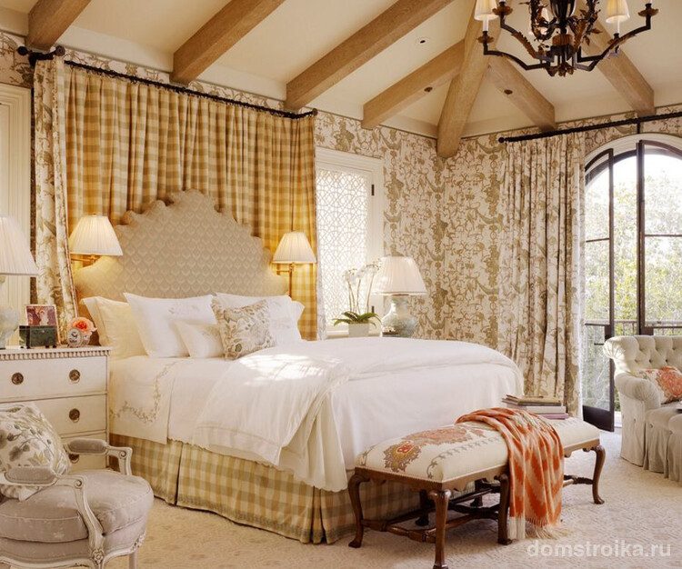 Французская кровать в загородном доме в стиле кантри - высокое изголовье криволинейной формы в пастельных тонах вписывается в общий интерьер помещения