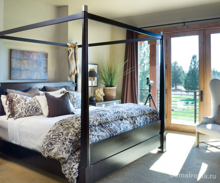 Лаконичная кровать в французском стиле, предусматривающая декорирование зоны сна балдахином