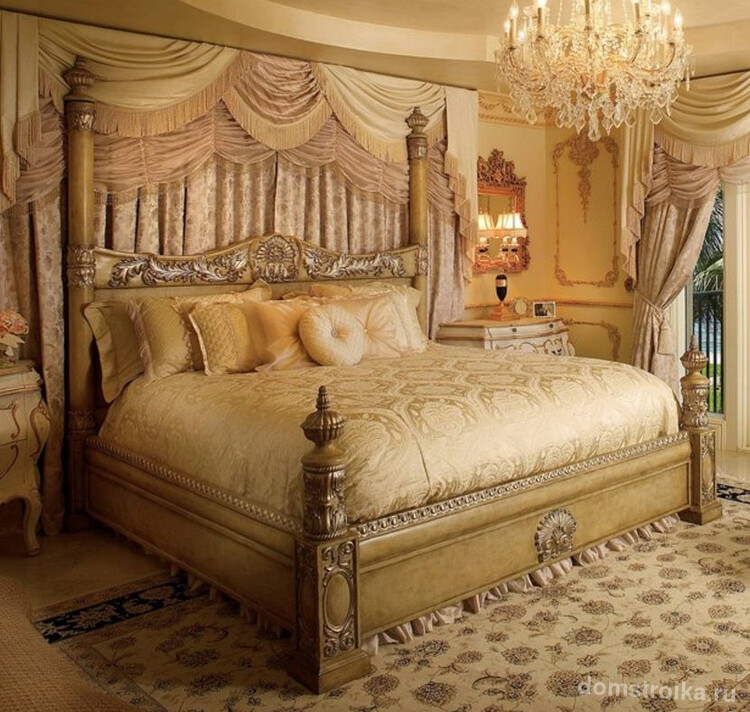 Классическая французская кровать с резным изголовьем из светлой древесины