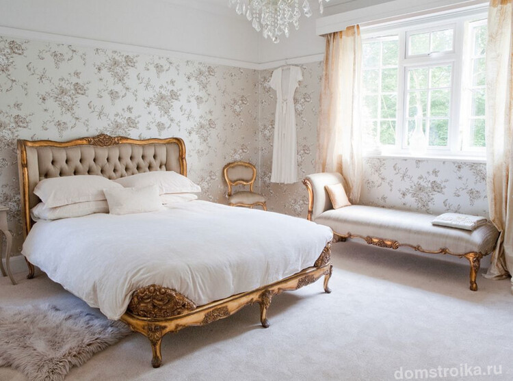 Версальский стиль - один из самых популярных в мире. Такие кровати достаточно просторные, имеют высокое изголовье, деревянные элементы украшены позолотой