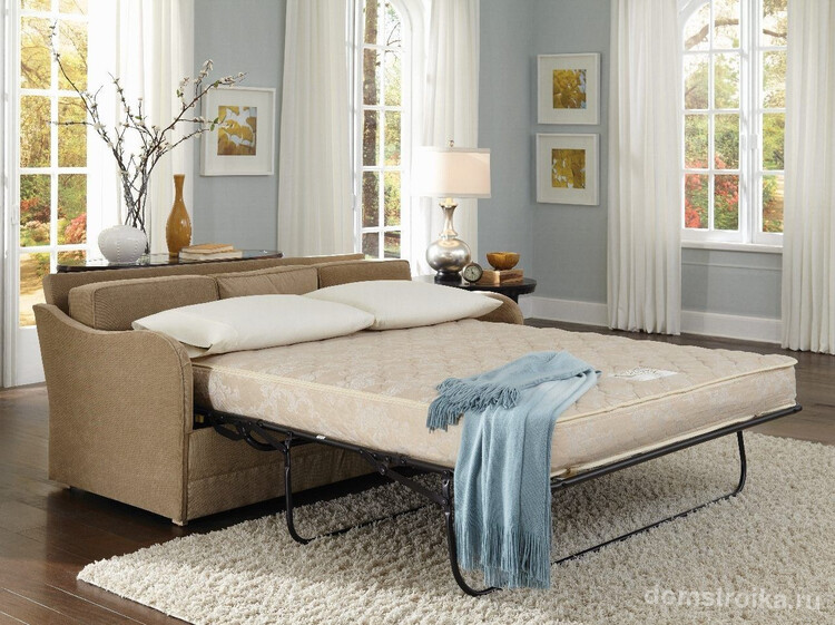 Механизм французской раскладушки, используемый в этом типе дивана, часто используется для мебели в разных стилях