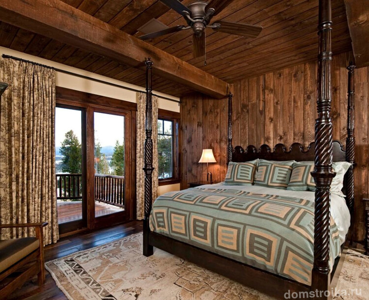 Для загородного домика шале-подойдет кровать в французском стиле из темного дерева