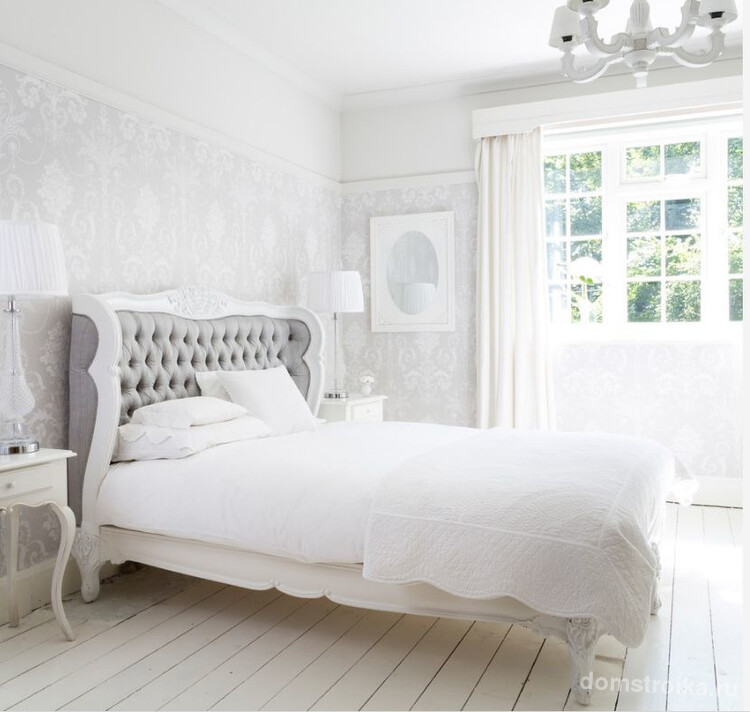 Кровать в французском стиле может быть даже весьма сдержанной формы и легко вписаться в интерьер в светлых легких оттенках, не загромождая пространство
