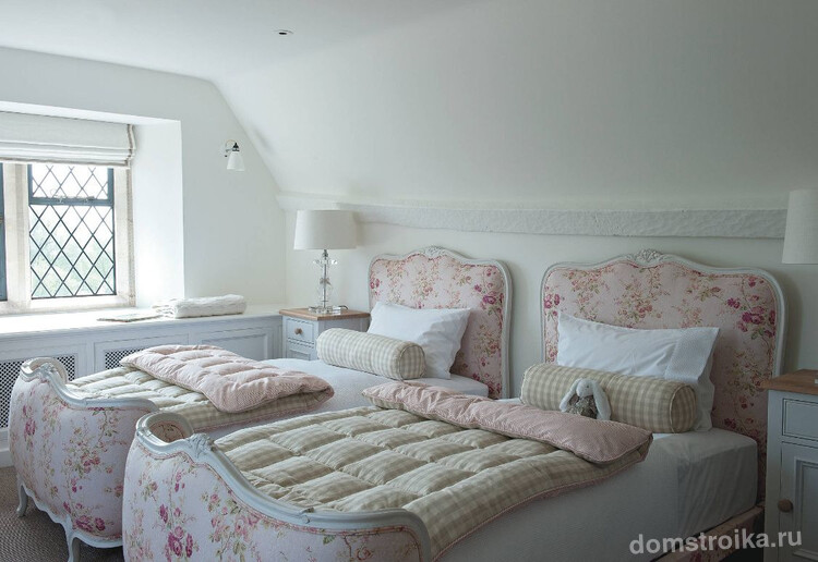 Спальня для гостей в стиле прованс. Светлые стены гармонично сочетаются с кроватями с светлой цветастой обшивкой
