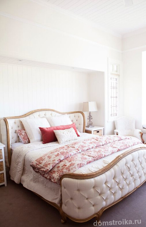 Роскошная кровать премиум-класса с обшивкой подножия и изголовья кровати стеганой тканью и обрамлением ее при помощи светлой породы дерева