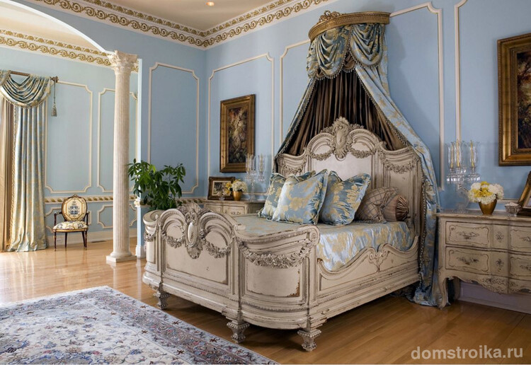 Апартаменты в классическом французском стиле - кровать с резным изголовьем и балдахин из тяжелых тканей
