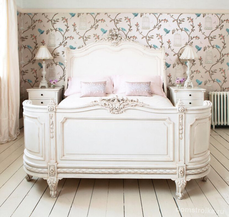 Для спальни в прованском стиле лучше использовать кровати с простым изголовьем, выкрашенным в белый цвет