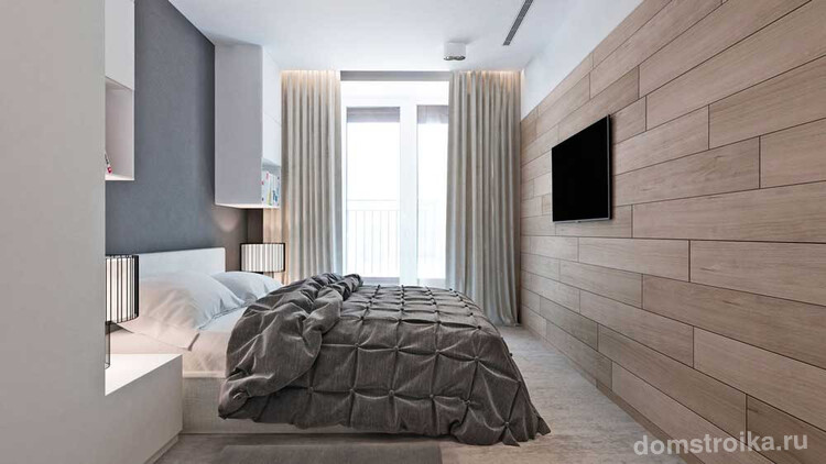 Современная светлая спальня с ламинатом на стене и ковролином на полу