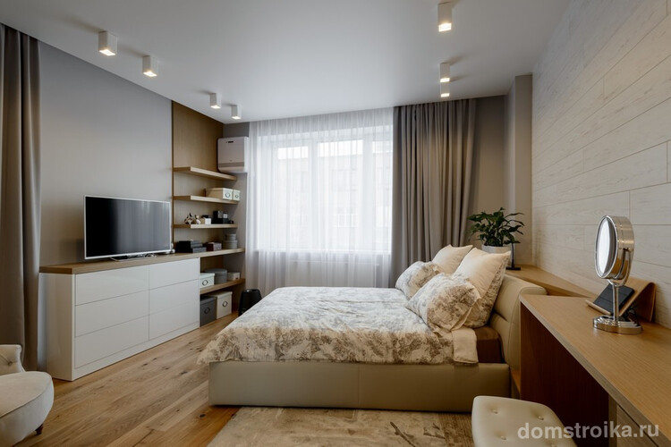 Стильная современная спальня с ламинатом на стене и на полу