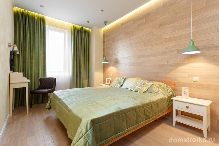 Спальня в стиле эко со светлым ламинатом, оливковыми шторами и покрывалом на кровати
