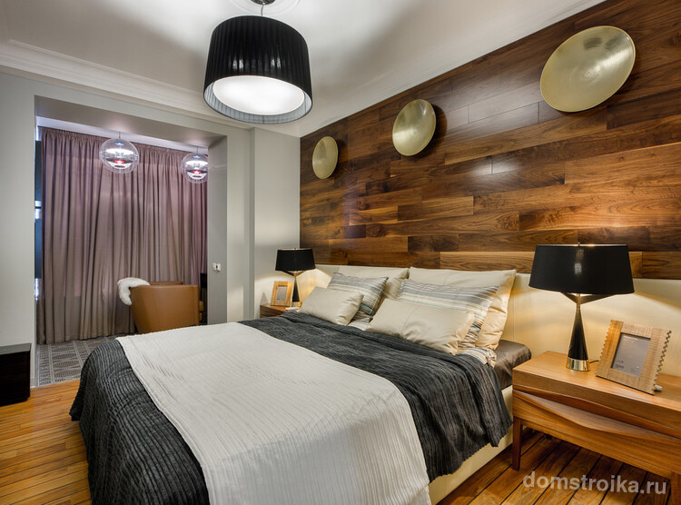 Красивый глянцевый ламинат на стене спальни хорошо смотрится в современном интерьер