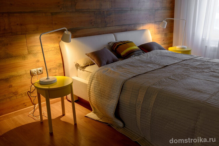 Современная спальня с коричневым ламинатом на одной из стен