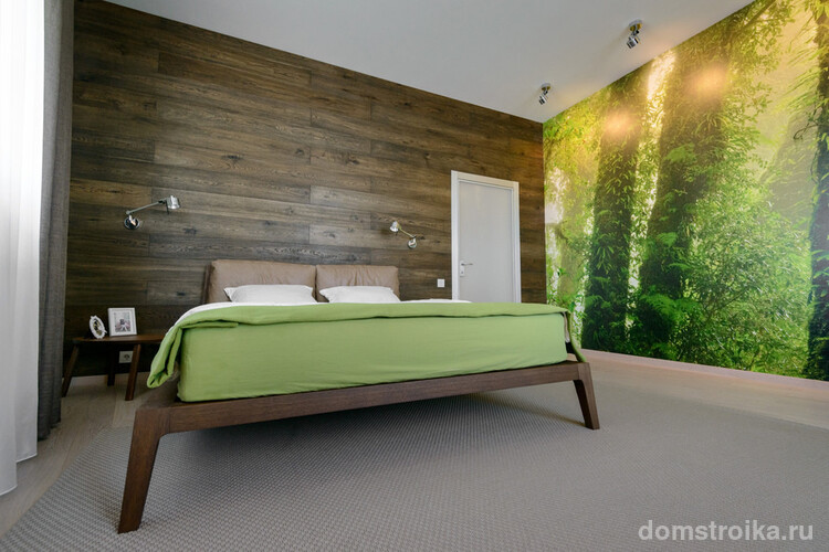 Спальня в эко-стиле с красивым коричневым ламинатом на стене