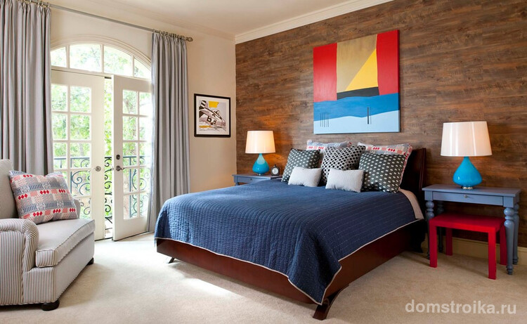 Классическая спальня с ламинатом на стене и яркими аксессуарами