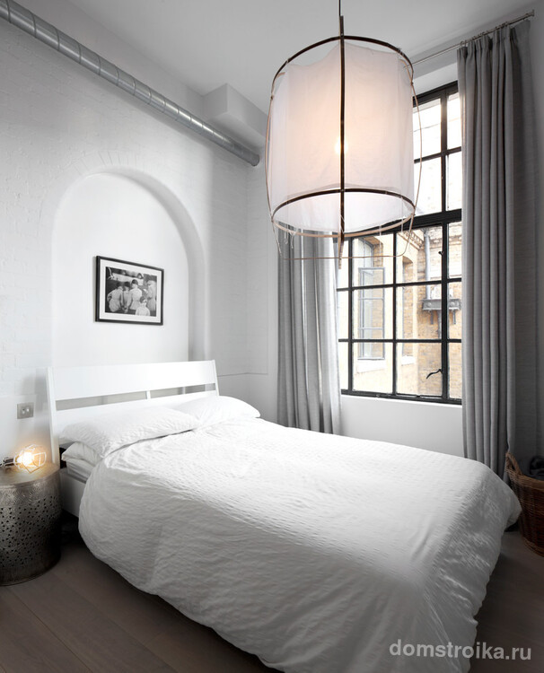 Небольшая спальня в белом цвете с серыми портьерами из льна