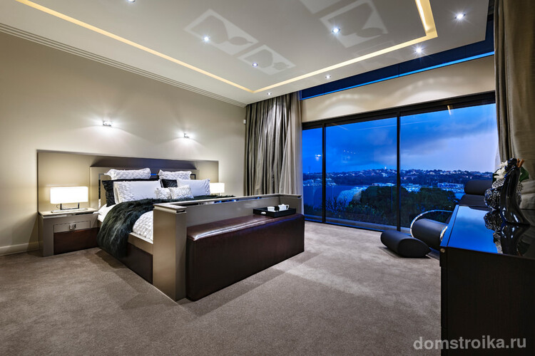 Спальня с панорамным остеклением в современном стиле
