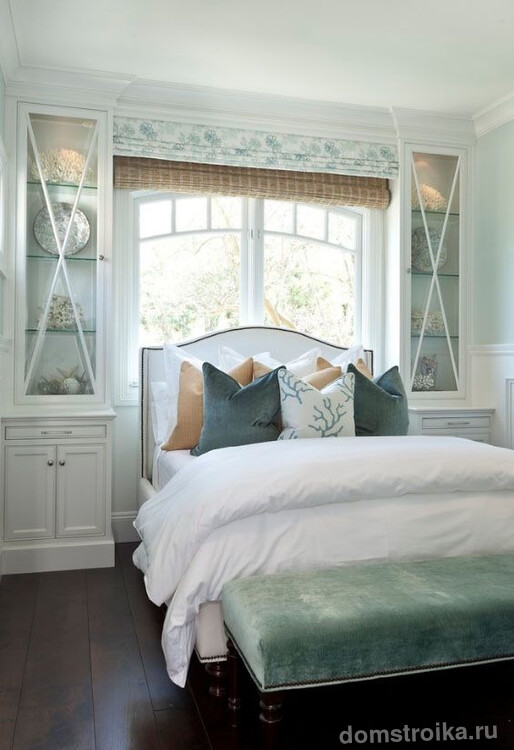 Римские шторы в спальне - лучший вариант для тех, кто желает установить кровать изголовьем к окну