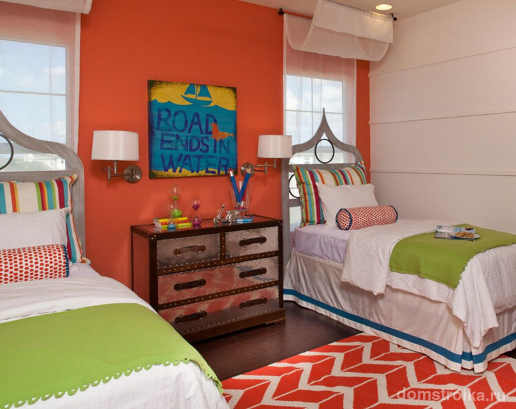 Симметрическое расположение кроватей изголовьем к окну в детской комнате может стать умелым дизайнерским приемом