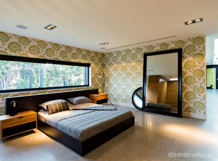 Кровать изголовьем к окну в доме в стиле модерн