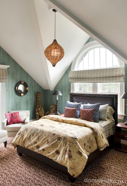 Спальня в мансарде предусматривает установку кровати изголовьем к окну