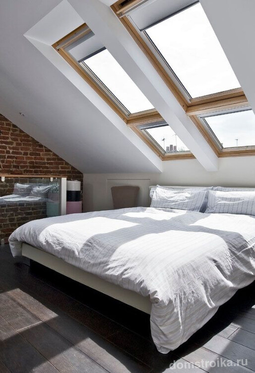 Нестандартное решение: расположение кровати «под окном» в мансарде позволит наслаждаться видом звездного неба