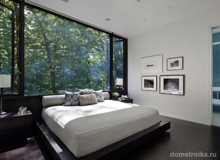 Свежий взгляд на спальню: установка кровати изголовьем к окну на всю стену