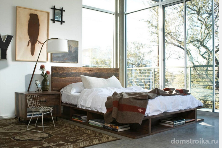 Кровать изголовьем к окну: угловая спальня в духе модерн с панорамным остеклением в загородном доме