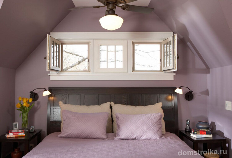 Особенно романтично кровать изголовьем к окну смотрится в маленьких спальнях в мансарде