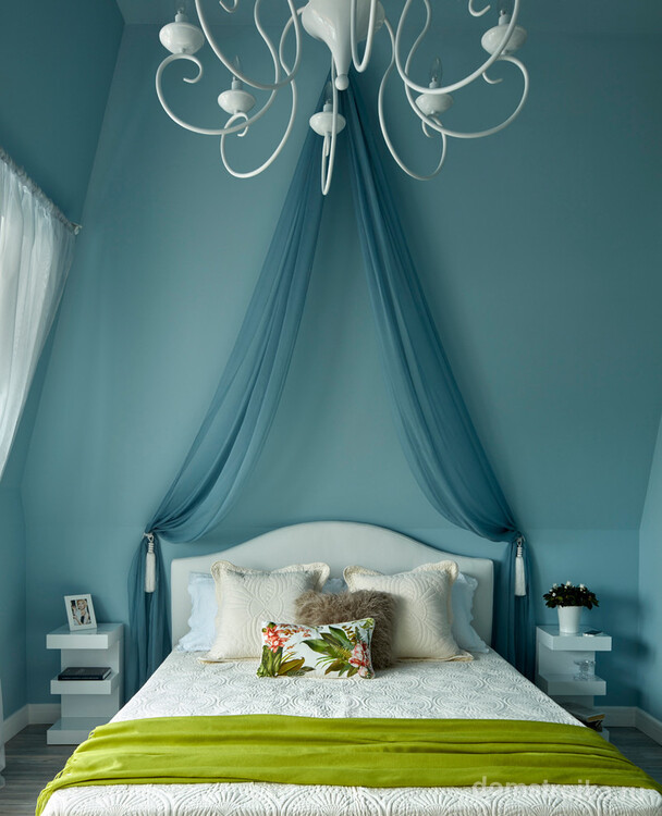 Зеленый текстиль оживит холодный бело-синий интерьер спальни