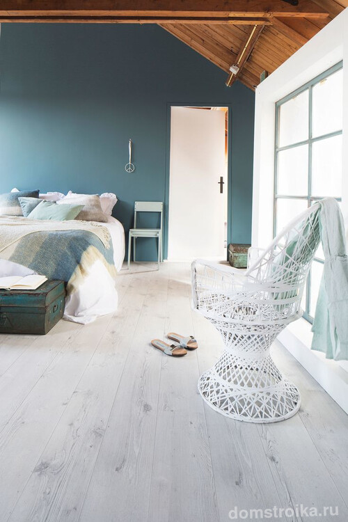 Мягкий синий тон в светлой панорамной спальне