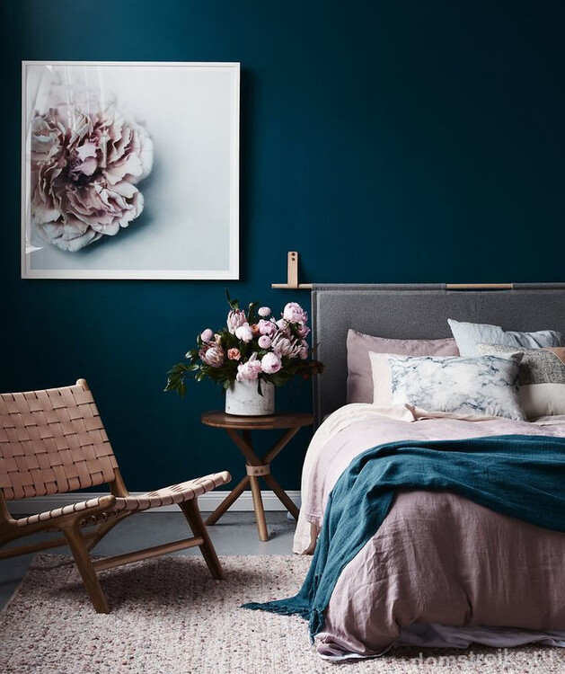 Отделка стен в спальне роскошным цветом морской волны